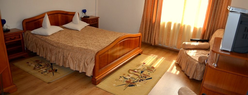 Cazare Targu Mures la Motel Via in camera matrimoniala, pat dublu si mic dejun inclus
