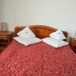 Cazare la intrarea in Targu Mures Pensiune Motel Via Poza camera matrimoniala cu pat dublu si mic dejun inclus 3