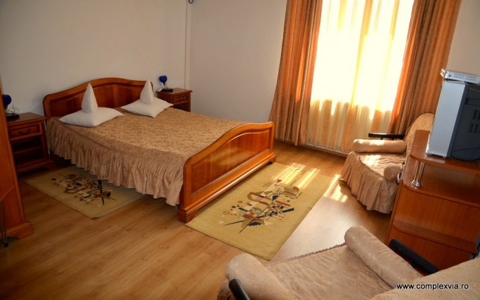 Camera la Hotel Via din Complex Via la intrarea in Targu Mures Poza camera matrimoniala cu pat dublu si mic dejun inclus