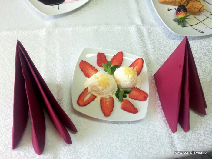 desert la Restaurant Via inghetata cu capsuni 3