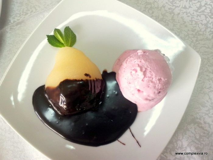 desert la Restaurant Via pere coapte cu inghetata si ciocolata