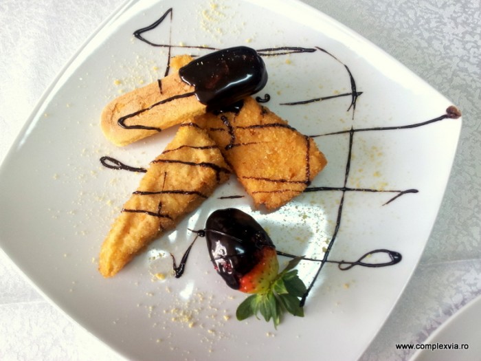 desert la Restaurant Via piscot cu ciocolata si capsuni