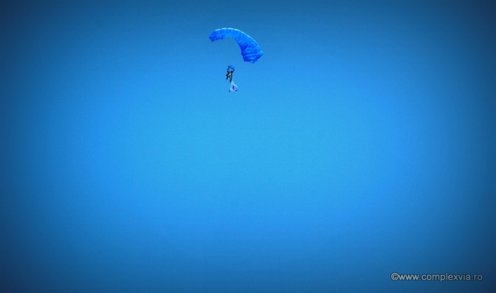 mitingaviatic-targu-mures-logo-via-parasuta-pe-cer-albastru
