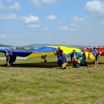 mitingaviatic-targu-mures-logo-via-parasuta-tricolorul-la-sol