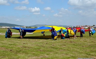 mitingaviatic-targu-mures-logo-via-parasuta-tricolorul-la-sol