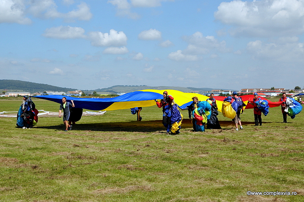 mitingaviatic-targu-mures-logo-via-parasuta-tricolorul-la-sol