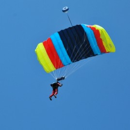 2010 miting aviatic la targu mures cu o parasuta colorata pe cer