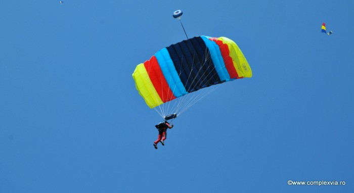 2010 miting aviatic la targu mures cu o parasuta colorata pe cer