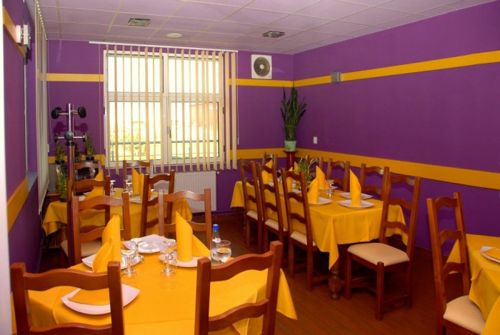 restaurant-sala-mica-mov-www.complexvia.ro-E60-intrarea-targu-mures-cazare