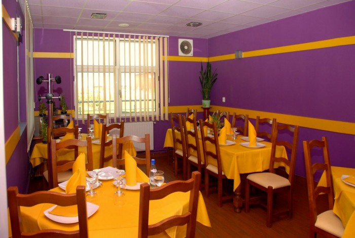 Restaurant Sala mica mov la www.complexvia.ro pe E60 la intrarea in targu mures potrivit pentru cazare